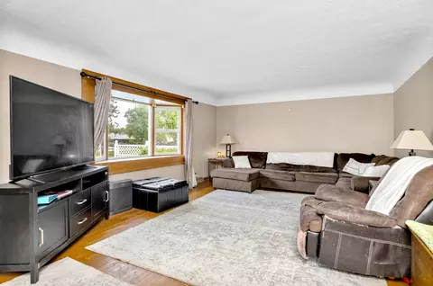 Living - 492 Forest Lawn Blvd, Marion, OH 43302 photo 2 of 3