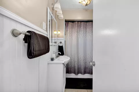 Bath - 492 Forest Lawn Blvd, Marion, OH 43302 photo 1 of 2
