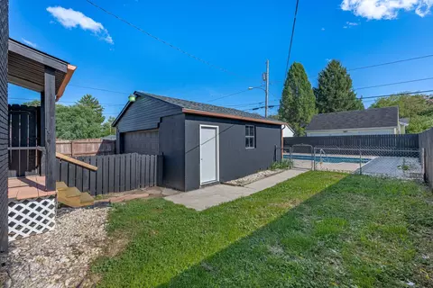 Exterior - 2315 Beatrice St, Springfield, OH 45503 photo 4 of 10