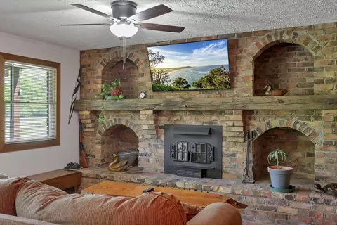 Living - 1425 County Road 1688, Mansfield, OH 44903 photo 2 of 7