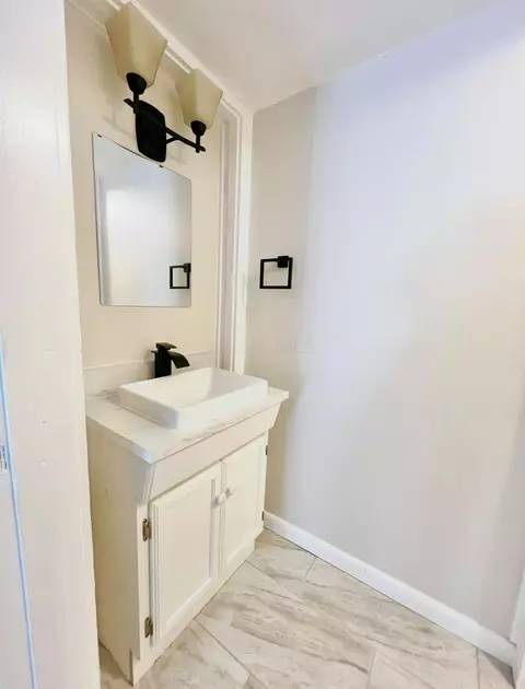 Bath - 368 E Madison Ave, Springfield, OH 45503 photo 1 of 4