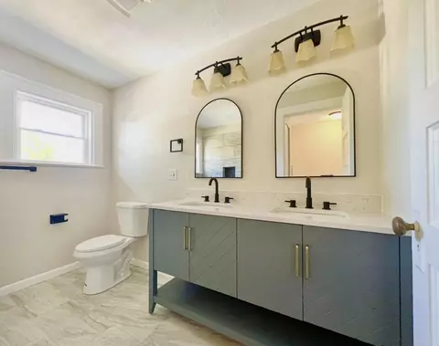 Bath - 368 E Madison Ave, Springfield, OH 45503 photo 2 of 4