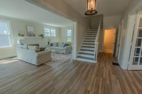 Entry Way - 368 E Madison Ave, Springfield, OH 45503 photo 2 of 6