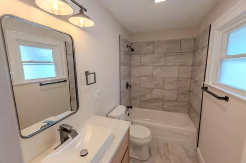 Bath - 368 E Madison Ave, Springfield, OH 45503 photo 3 of 4