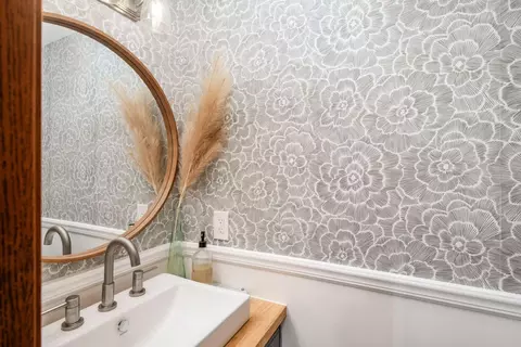 Bath - 827 Bledsoe Dr, Galloway, OH 43119 photo 1 of 2