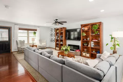 Living - 827 Bledsoe Dr, Galloway, OH 43119 photo 1 of 3