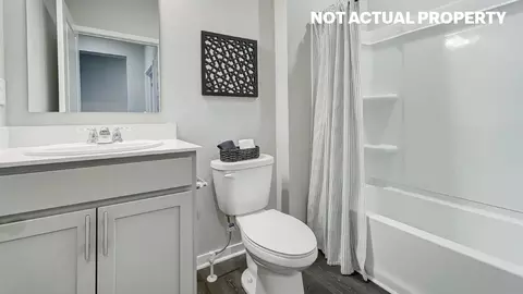 Bath - 552 Darliene Dr, Plain City, OH 43064 photo 3 of 4