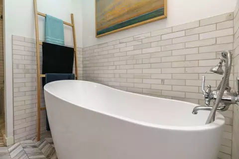 Bath - 812 Beech Dr, Columbus, OH 43235 photo 2 of 4