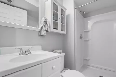 Bath - 280 Pinecrest Dr, Delaware, OH 43015 photo 6 of 7