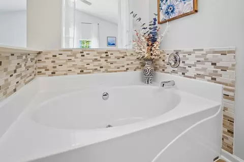 Bath - 280 Pinecrest Dr, Delaware, OH 43015 photo 3 of 7
