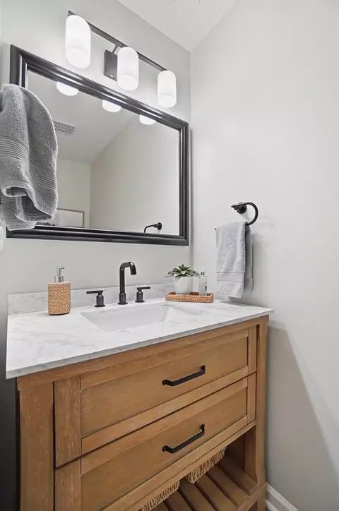 Bath - 280 Pinecrest Dr, Delaware, OH 43015 photo 1 of 7