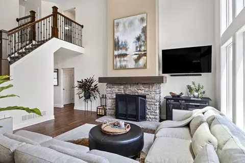 Living - 21746 Winstead Rd, Circleville, OH 43113 photo 4 of 6
