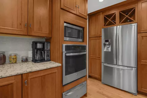 Kitchen - 2411 Sovron Ct, Dublin, OH 43016 photo 4 of 6