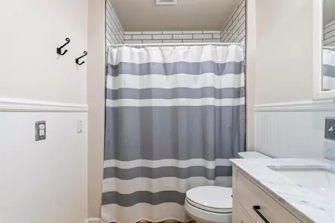 Bath - 167 E Mithoff St, Columbus, OH 43206 photo 5 of 7