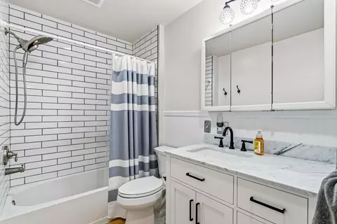Bath - 167 E Mithoff St, Columbus, OH 43206 photo 4 of 7