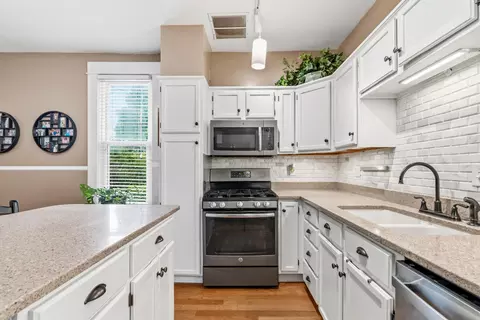 Kitchen - 167 E Mithoff St, Columbus, OH 43206 photo 5 of 6