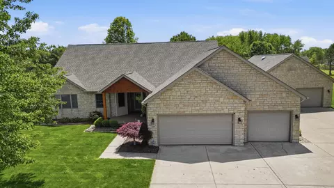 77 Millstone Cir, Pataskala, OH 43062