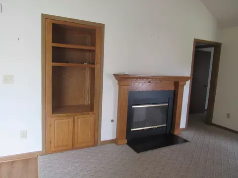 Living - 1274 Wilshire Ct, Circleville, OH 43113 photo 2 of 6