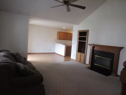 Living - 1274 Wilshire Ct, Circleville, OH 43113 photo 5 of 6