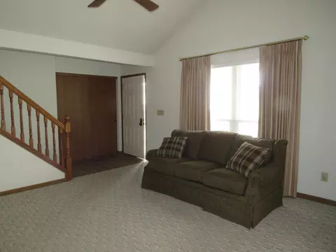 Living - 1274 Wilshire Ct, Circleville, OH 43113 photo 3 of 6