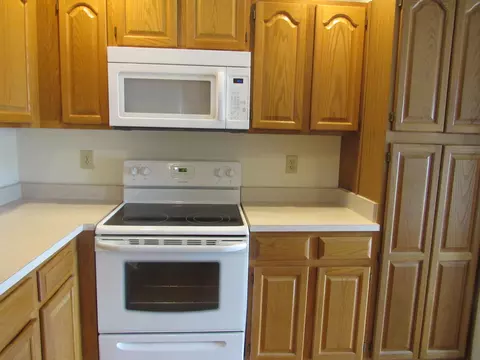 Kitchen - 1274 Wilshire Ct, Circleville, OH 43113 photo 2 of 2