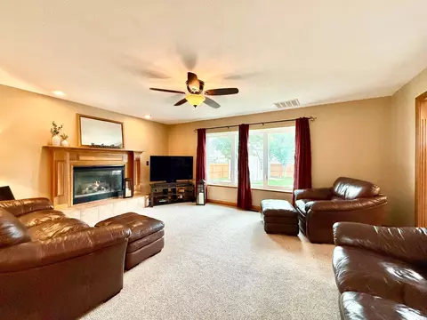 Living - 5831 Ridgewood Rd W, Springfield, OH 45502 photo 9 of 11