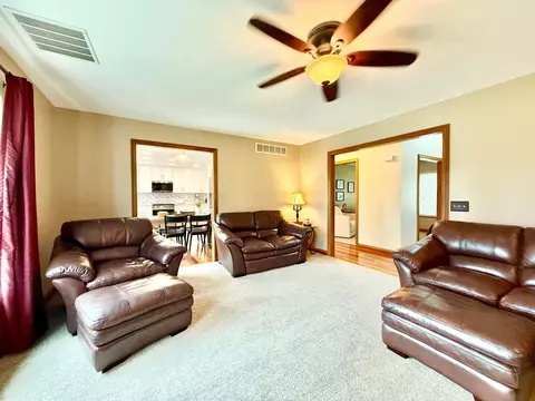 Living - 5831 Ridgewood Rd W, Springfield, OH 45502 photo 5 of 11