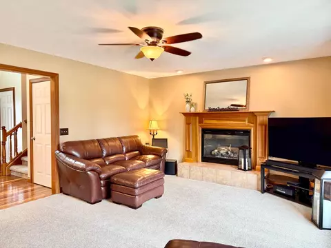 Living - 5831 Ridgewood Rd W, Springfield, OH 45502 photo 8 of 11