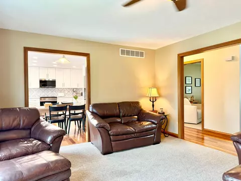 Living - 5831 Ridgewood Rd W, Springfield, OH 45502 photo 6 of 11