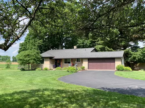 124 Pine Village Dr, Granville, OH 43023