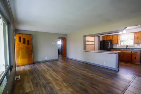 Living - 4008 Bosart Rd, Springfield, OH 45503 photo 3 of 6