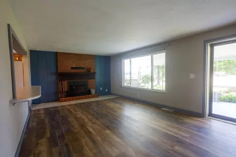 Living - 4008 Bosart Rd, Springfield, OH 45503 photo 2 of 6