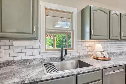Kitchen - 5616 Durrett Rd, Orient, OH 43146 photo 5 of 7