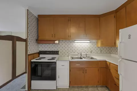 Kitchen - 1905 Mohawk Dr, Lancaster, OH 43130 photo 2 of 3