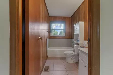 Bath - 1905 Mohawk Dr, Lancaster, OH 43130 photo 1 of 4