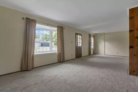 Living - 1905 Mohawk Dr, Lancaster, OH 43130 photo 3 of 7