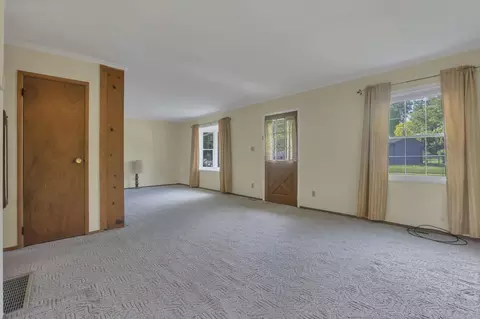 Living - 1905 Mohawk Dr, Lancaster, OH 43130 photo 2 of 7