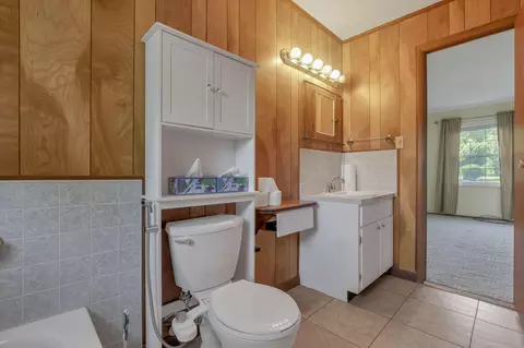 Bath - 1905 Mohawk Dr, Lancaster, OH 43130 photo 3 of 4