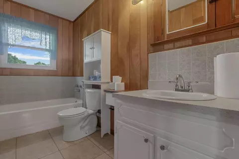 Bath - 1905 Mohawk Dr, Lancaster, OH 43130 photo 2 of 4