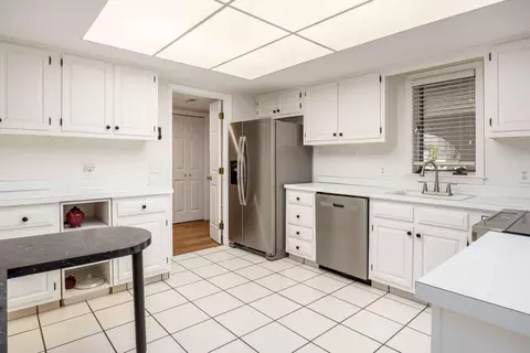Kitchen - 100 Bishop Sq, Bexley, OH 43209 photo 3 of 3