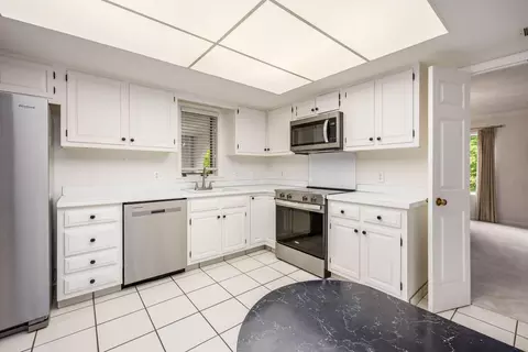 Kitchen - 100 Bishop Sq, Bexley, OH 43209 photo 1 of 3