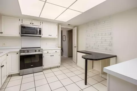Kitchen - 100 Bishop Sq, Bexley, OH 43209 photo 2 of 3