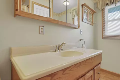 Bath - 236 Fieldpoint Rd, Heath, OH 43056 photo 1 of 3