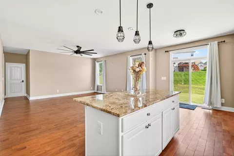 Living - 667 Green Forest Pl, Lithopolis, OH 43136 photo 7 of 13