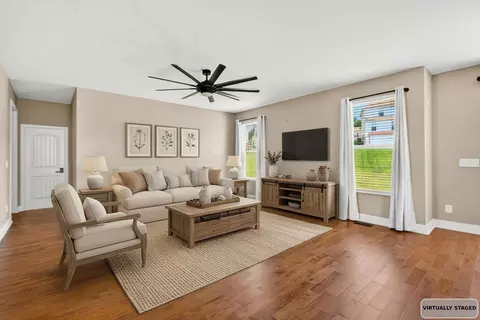 Living - 667 Green Forest Pl, Lithopolis, OH 43136 photo 10 of 13