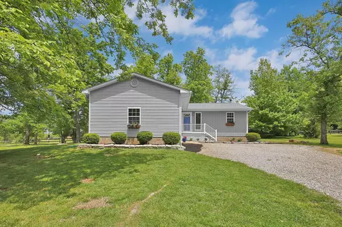 Exterior - 1366 Windsor Ct, Circleville, OH 43113 photo 5 of 8