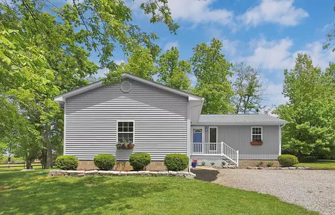 Exterior - 1366 Windsor Ct, Circleville, OH 43113 photo 2 of 8