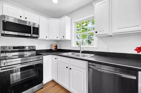 Kitchen - 1366 Windsor Ct, Circleville, OH 43113 photo 2 of 5