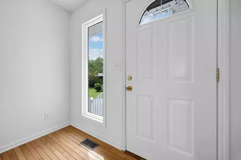 Entry Way - 1366 Windsor Ct, Circleville, OH 43113 photo 2 of 2