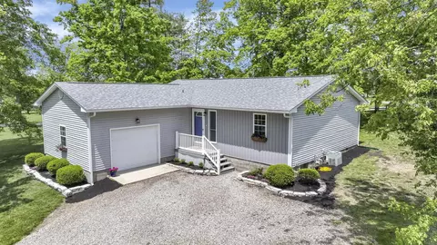Exterior - 1366 Windsor Ct, Circleville, OH 43113 photo 4 of 8